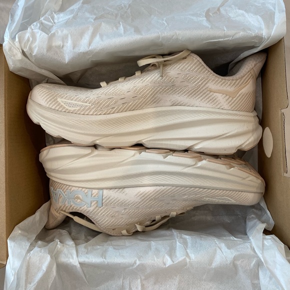 BRAND NEW Hoka Women’s Clifton 9 Egg Nog. Size 7. *Sold Out Online* - Picture 3 of 6